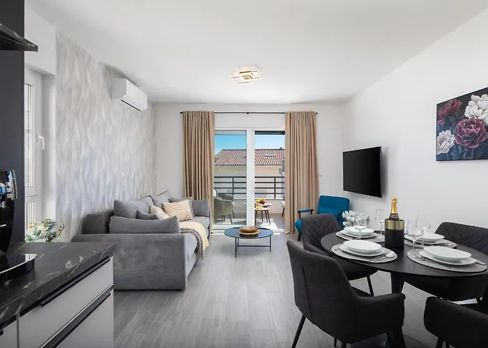 Tt With Sea View And Private Parking *