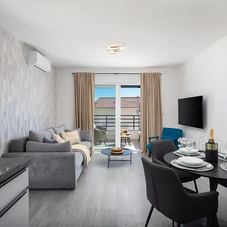 Tt With Sea View And Private Parking *