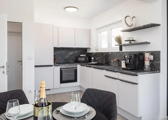 Daire Tt With Sea View And Private Parking Makarska