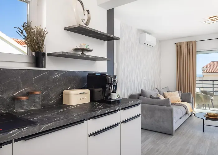 Tt With Sea View And Private Parking *