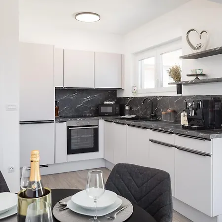 Apartment Tt With Sea View And Private Parking Makarska