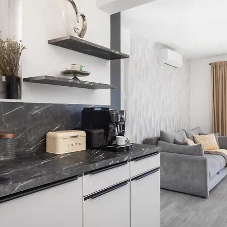 Tt With Sea View And Private Parking *